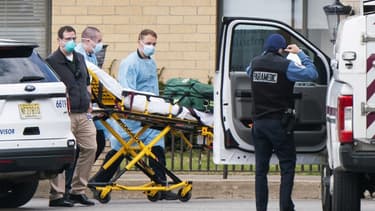 Une équipe médicale se préparant à transporter un patient du Andover Subacute and Rehabilitation Center, la maison de retraite où ont été retrouvés 17 corps entassés.