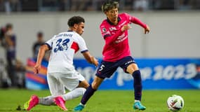 Hinata Kida face à Warren Zainre-Emery lors de PSG-Cerezo Osaka, le 28 juillet 2023