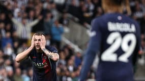 Le défenseur du PSG Milan Skriniar se prend la tête entre les mains contre Newcastle en Ligue des champions