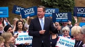 Le Premier ministre britannique David Cameron mercredi 21 mai à Londres, avec des supporters du parti conservateur.