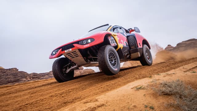 La voiture de Sébastien Loeb et Fabian Lurquin sur le Rallye Dakar, en Arabie saoudite le 3 janvier 2023
