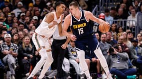 Victor Wembanyama contre Nikola Jokic lors du match du NBA entre les San Antonio Spurs et les Denver Nuggets, le 26/11/2023