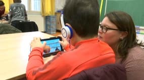 À Marseille, 33 classes de CP sont équipées de tablettes pour aider les enfants à apprendre à lire et à écrire
