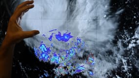 Un météorologue opérationnel de Météo-France surveille le cyclone tropical "Garance" à l'approche de l'île de la Réunion, le 26 février 2025.