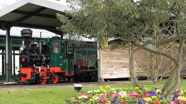 Le petit train fait partie des figures emblématiques du jardin d'acclimatation à Paris.