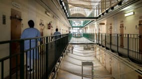 Des employés passent dans le couloir du quartier des femmes à la prison de Fresnes, dans le Val-de-Marne, le 3 juillet 2020