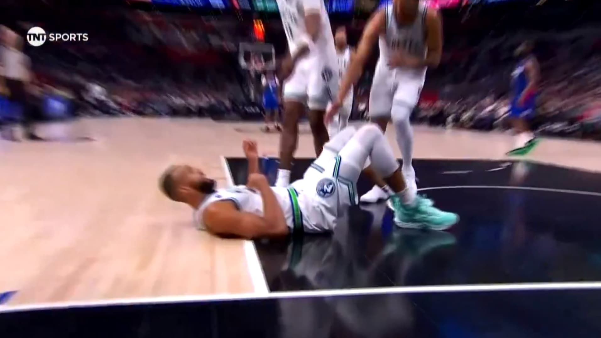 Rudy Gobert au sol après sa chute lors de Minnesota-Los Angeles Clippers, le 12 mars 2024