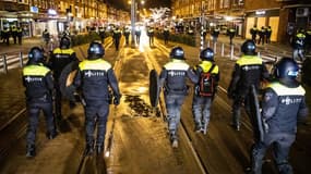 Policiers à Den Bosch, aux Pays-Bas, mardi soir, alors que des émeutes ont éclaté à nouveau dans cette ville