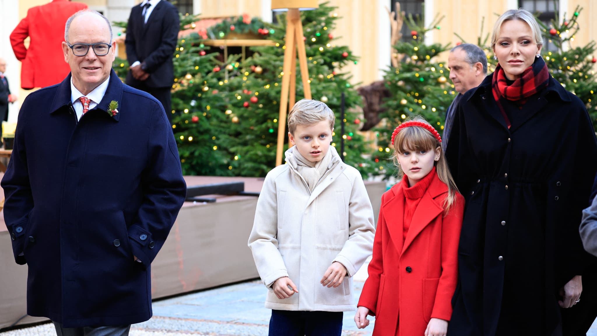 Le prince Albert de Monaco, son épouse Charlene et leurs enfants Jacques et Gabriella, le 18 décembre 2024 aux célébrations de Noël à Monaco. Le prince Albert de Monaco, son épouse Charlene et leurs enfants Jacques et Gabriella, le 18 décembre 2024 aux célébrations de Noël à Monaco.