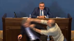 Cette capture d'écran tirée d'une séquence vidéo fournie par le Parlement géorgien le 15 avril 2024 montre des députés se battant lors d'une session plénière à Tbilissi.
