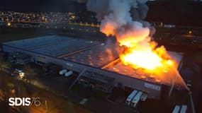 L'incendie a ravagé trois cellules de l'entrepôt détruisant des batteries au lithium, des pneus et des palettes.