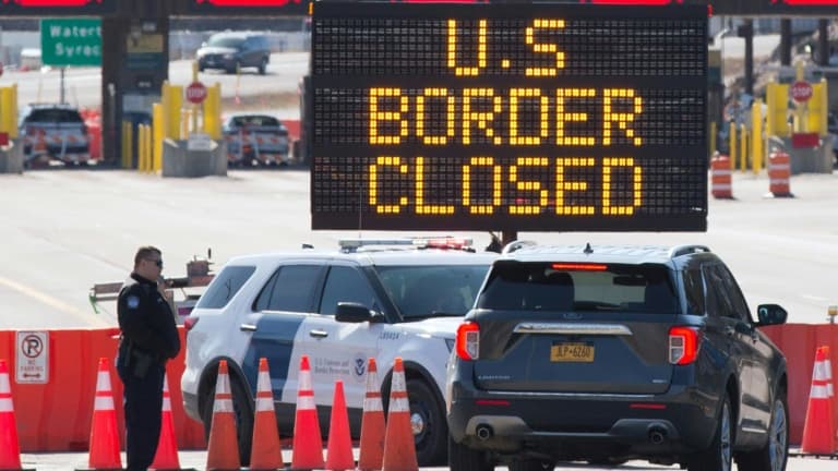 Un panneau d'affichage indique que la frontière canado-américaine est fermée le 22 mars 2020 à Landsowne (Canada)