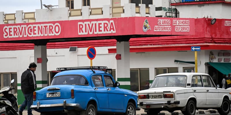 Des automobilistes font la queue pour faire le plein dans une station-service de La Havane, le 28 janvier 2026.