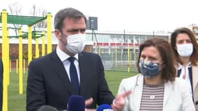 Le ministre de la Santé Olivier Véran et la ministre déléguée chargée des Sports Roxana Maracineanu à Epinay-sous-Sénart (Essonne) le 22 mars 2021.