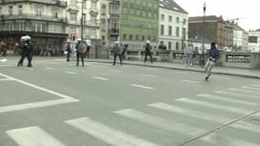 Une manifestation a dégénéré samedi 2 avril dans la commune bruxelloise de Molenbeek, en Belgique, avec notamment des manifestants jetant du mobilier urbain contre les forces de l'ordre.
