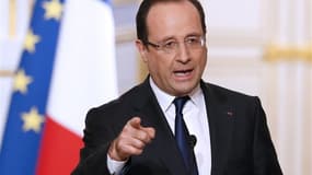 François Hollande a opposé mercredi une fin de non-recevoir aux ministres et à la gauche de la majorité qui réclament un changement de cap économique, jugeant que l'austérité imposée par l'Union européenne devient insoutenable. /Photo prise le 10 avril 20