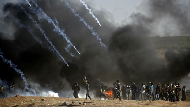 Des tirs de gaz lacrymogène à la frontière entre la bande de Gaza et Israël, le 14 mai 2018.