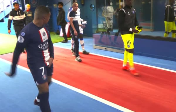 Le geste de Mbappé en ciblant Kays Ruiz, lors de PSG-Auxerre le 13 novembre 2022