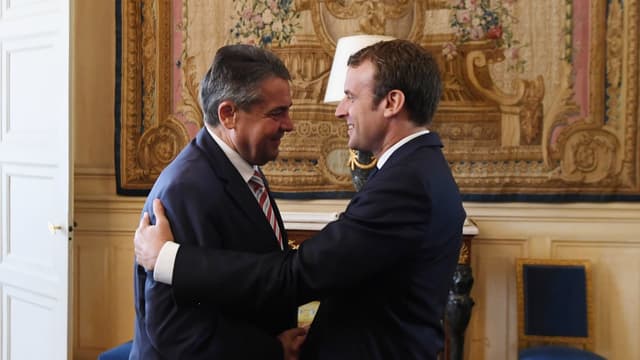 Emmanuel Macron accueille le ministre des Affaires étrangères à l'Elysée. 