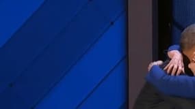 Obama et Clinton s'enlacent au troisième jour de la convention démocrate.