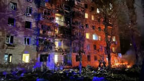 Cette photographie publiée le 11 août 2024 sur le compte Telegram officiel du maire de Koursk, Igor Kutsak, montre un incendie dans un immeuble résidentiel à la suite d'une attaque au missile, en Russie.