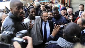 François Hollande en visite dans la cité du Val Fourré, à Mantes-la-Jolie, fin décembre. Les fêtes passées, le candidat socialiste à la présidentielle donne un coup d'accélérateur à sa campagne qui l'emmènera sur tous les terrains, de la Corrèze aux Antil