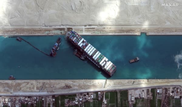 Image satellite diffusée le 28 mars 2021 par Maxar Technologies du porte-conteneurs Ever Given bloquant le canal de Suez Image satellite diffusée le 28 mars 2021 par Maxar Technologies du porte-conteneurs Ever Given bloquant le canal de Suez