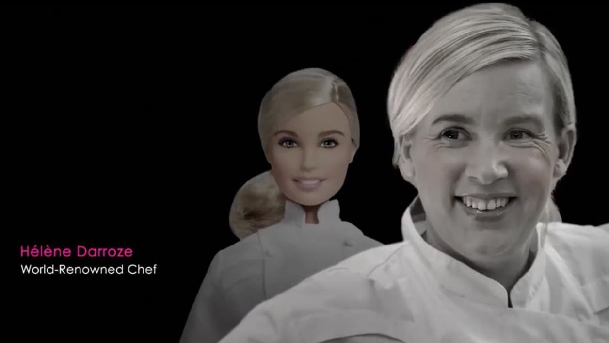 La cheffe Hélène Darroze et la poupée Barbie à son effigie. La cheffe Hélène Darroze et la poupée Barbie à son effigie.