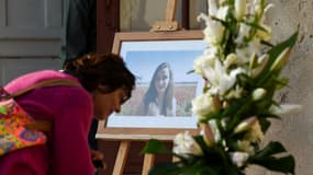 Un hommage rendu à l'une des deux victimes de l'attaque de la gare Saint-Charles à Éguilles, près de Marseille, le 2 octobre 2017 