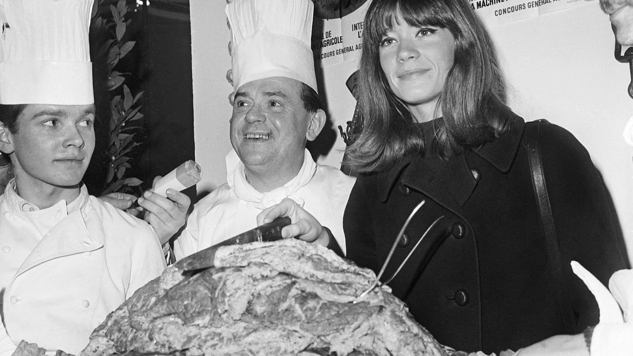 Françoise Hardy découpe la plus grande omelette du monde (250 œufs), le 9 mars 1964 lors du Salon international de l'agriculture.