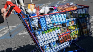 Un chariot rempli à la sortie d'un supermarché (illustration)