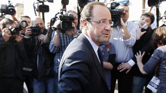 François Hollande a répliqué dimanche aux attaques de la droite en se déclarant infatigable et en comparant la ténacité de son combat politique au mythe de Sisyphe. /Photo prise le 14 mars 2012/REUTERS/Jean-Paul Pélissier