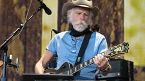 Le musicien américain Bob Weir se produit sur scène lors du festival Farm Aid au Ruoff Music Center de Noblesville, dans l'Indiana, le 24 septembre 2023.