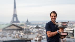 Rafael Nadal posant avec le trophée de Roland-Garros