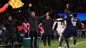 Luis Enrique fait de grands geste lors du match PSG-Lille, 16 janvier 2026