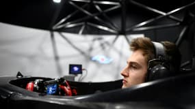 Le pilote français Théo Pourchaire, 17 ans et vice-champion du monde de Formule 3 en 2020, s'entraîne sur le simulateur AOTech, le 19 février 2021 à Tigery dans l'Essonne