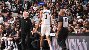 Gregg Popovich devant Victor Wembanyama lors du premier match du Français en NBA entre San Antonio et Dallas (119-126), le 25 octobre 2023