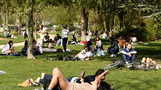 Personnes assises sur la pelouse du Champ de Mars à Paris le 31 mars 2021