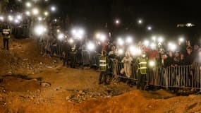 La foule massée autour du puits où est tombé Rayan, le 5 février 2022. 