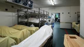 Un soignant déplace le corps d'un patient décédé du Covid-19 dans la chambre mortuaire de l'hôpital Bichat Claude Bernard, à Paris, le 29 janvier 2021