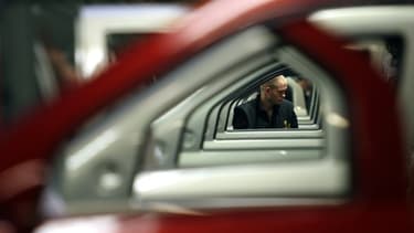 Renault progresse davantage que PSA, mais vend moins en valeur absolue.