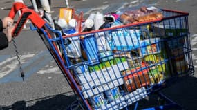 Un chariot rempli à la sortie d'un supermarché à Drancy, le 15 avril 2020 pendant le confinement instauré en France