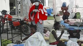 Patients touchés par l'épidémie de choléra à Saint-Marc. La propagation de la maladie qui touche Haïti s'est ralentie lundi, indiquent les autorités sanitaires du pays qui font état d'un bilan de 259 morts et 3.342 cas avérés. /Photo prise le 22 octobre 2