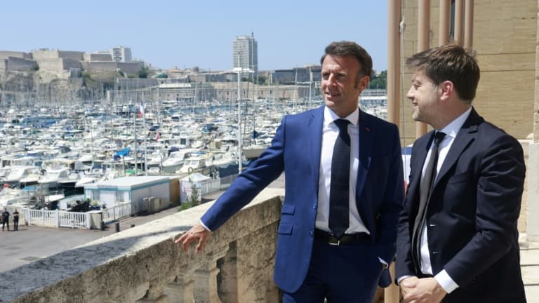 Le président Emmanuel Macron et le maire de Marseille Benoît Payan (d), le 26 juin 2023, lors d'une visite de trois jours dans la cité phocéenne