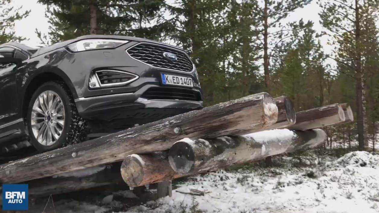 Le passage sur la bascule de bois fait partie des épreuves pour éprouver la transmission intégrale, en mêlant passage étroit et montée sévère.