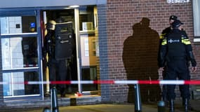Des policiers néerlandais devant l'immeuble où a été arrêté un Français de 32 ans, à Rotterdam, dimanche 27 mars. 