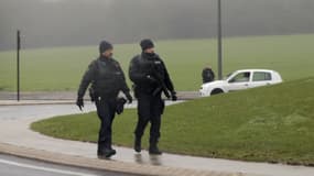 Des forces de l'ordre entourent l'entreprise de Dammartin-en-Goële, où les suspects de l'attentat de Charlie Hebdo sont retranchés. 
