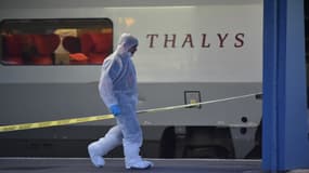 Un policier marche près du Thalys dans lequel un tireur a fait deux blessés, le 21 août, dans le Nord de la France. 