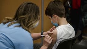 Un enfant de 11 ans est vacciné contre le Covid-19 le 24 novembre 2021 à Montréal au Canada