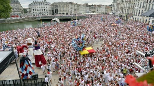 Des milliers de personnes place de la Mairie, lors des Fêtes de Bayonne, le 28 juillet 2016